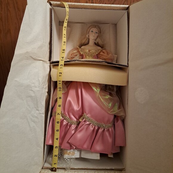 New in Box Vintage 1987 Franklin Mint Heirloom Cinderella porcelain doll. - Picture 6 of 10